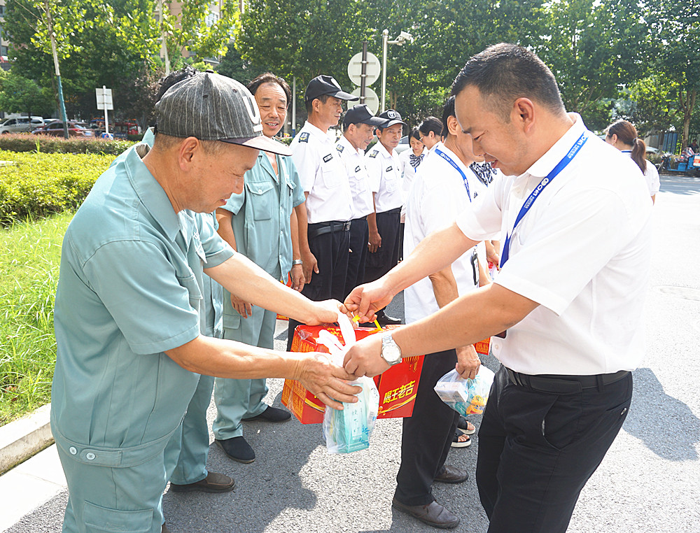 中环控股集团工会夏日送清凉在行动 物业公司总经理陶龙慰问中环·湖滨公馆物业管理处一线员工